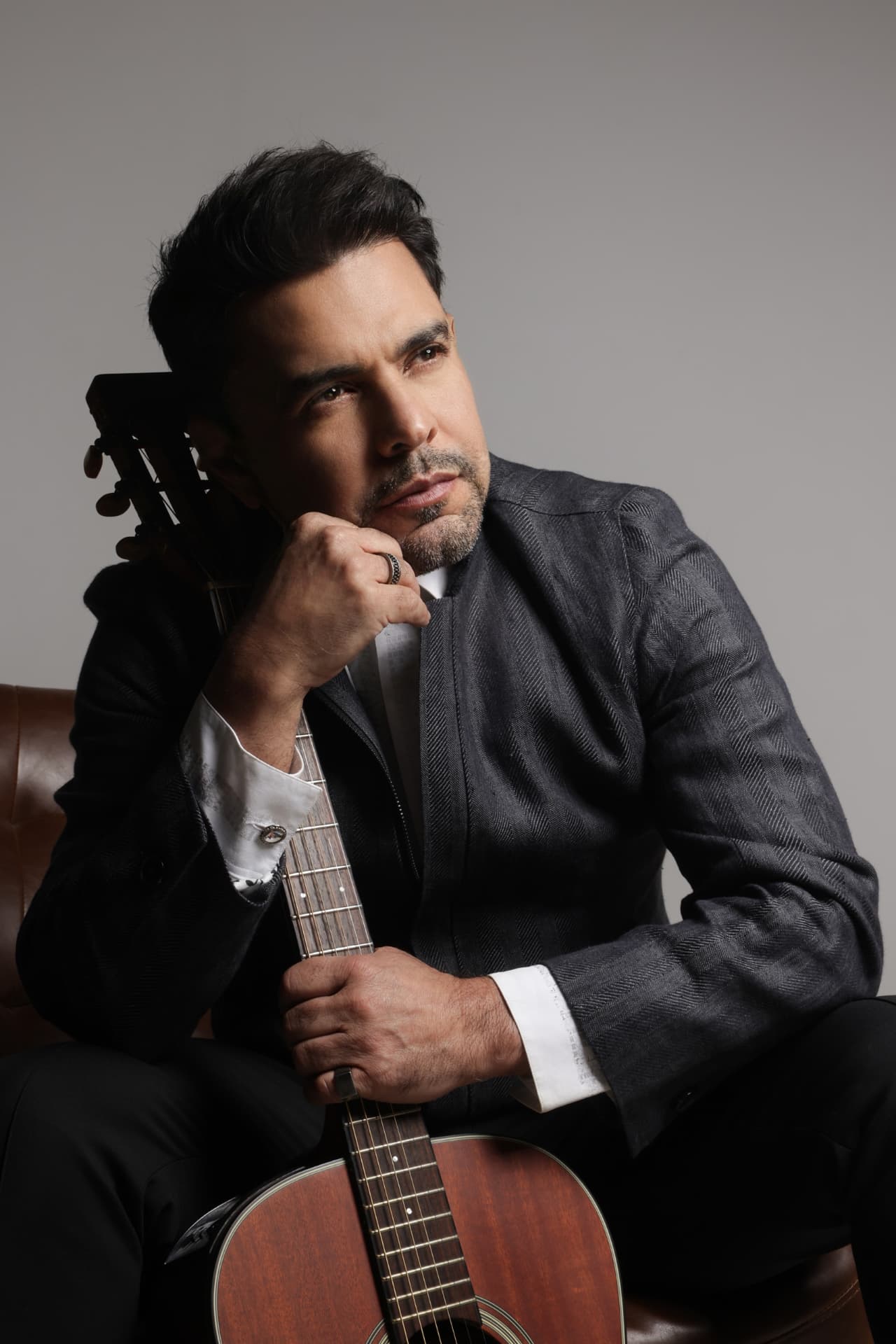 Zezé Di Camargo com o violão, retrato oficial da gravação Canta Mirosmar